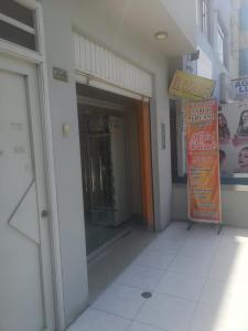 un ingresso a un edificio con un cartello sulla porta di Hostal El Conde a Tacna