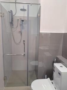 een badkamer met een glazen douche en een toilet bij Canterbury Apartments - Kahathuduwa Gonapola in Gonapola