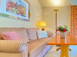 a living room with a couch and a table at Residenz Bleichröder - Ferienwohnung Charlotte in Heringsdorf