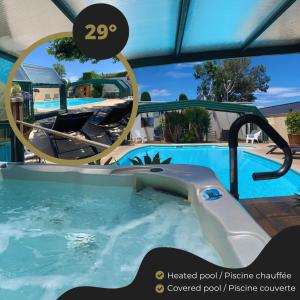 una piscina con piscina coperta riscaldata a bordo vasca. di Residence Melody a Saint-Rémy-de-Provence