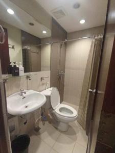une salle de bain avec toilettes, lavabo et douche dans l'établissement Spacious Studio Apartment B501, à Manille