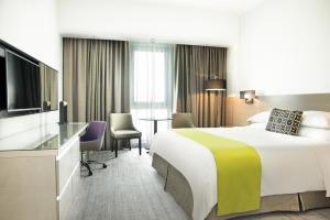 Postel nebo postele na pokoji v ubytování Novotel Muscat Airport
