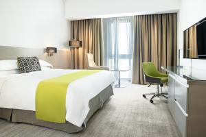 Postel nebo postele na pokoji v ubytování Novotel Muscat Airport