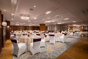 Restaurace v ubytování Aloha On The Ganges by Leisure Hotels
