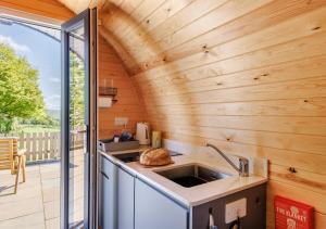eine Küche mit einem Waschbecken und Holzwänden in der Unterkunft Clywedog in Cyffylliog