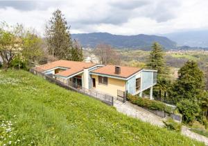 uma casa no lado de uma colina em Al Castagneto Foresteria Lombarda em Montevecchia