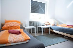 a bedroom with two beds and a window at Monteuerunterkunft - Flexibel und Modern!- NEU in Laichingen