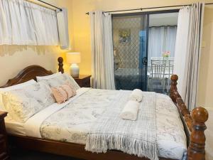 een slaapkamer met een bed met twee handdoeken erop bij Aircabin - Tuggerawong - Lake Front - 3 Beds House in Rocky Point