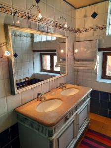 ein Badezimmer mit zwei Waschbecken und einem großen Spiegel in der Unterkunft Gîte de l'école in Pontlevoy