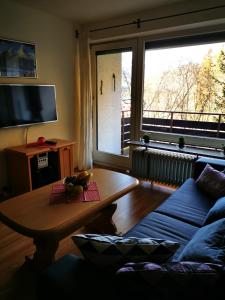 uma sala de estar com um sofá e uma mesa em Ferienwohnungen Arnold Berchtesgaden em Berchtesgaden