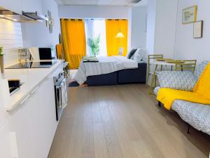 um pequeno quarto com uma cama e uma cozinha. em Peace & Elegance in downtown MTL em Montreal