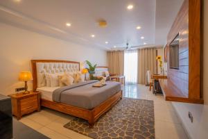 - une chambre avec un lit et un salon dans l'établissement Perfectstayz Mokshada Suites, à Mussoorie