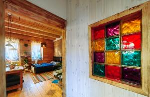 Habitación con vidriera colorida en Minifaktúra Loft Apartman, en Szokolya