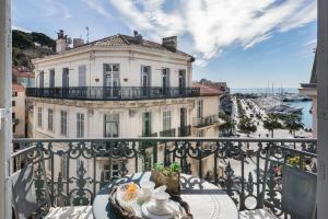 a balcony with a table and a building at Royal penthouse, comfort and luxury in Cannes