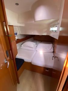 two beds in a small room on a boat at Bavaria 45 Cruiser Prive huur incl. schipperservice in Sukošan