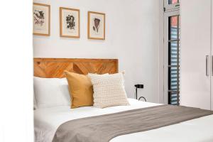 ein Schlafzimmer mit einem großen weißen Bett und Kissen in der Unterkunft 'The Cosy Corner' Classic Haven with Modern Comforts in Adelaide