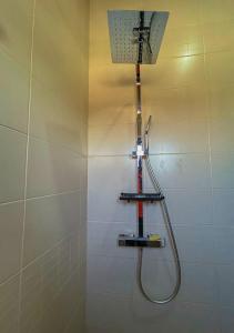 eine Dusche im Bad mit Duschkopf in der Unterkunft Property House in Lomé