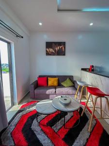 ein Wohnzimmer mit einem Sofa und einem Tisch in der Unterkunft Property House in Lomé
