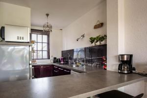 una cucina con frigorifero e piano di lavoro di Bienvenue à Sainte Cécile Plage a Camiers