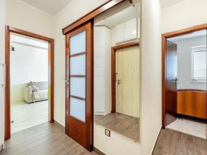 pusty pokój z drzwiami i lustrem w obiekcie Apartment Petit Jolie w mieście Herceg Novi