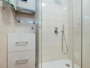 baño con ducha y puerta de cristal en Apartment Petit Jolie, en Herceg-Novi