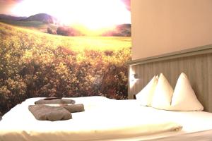 um quarto com uma cama com um mural de um campo em Jägerhof Putzkau em Putzkau