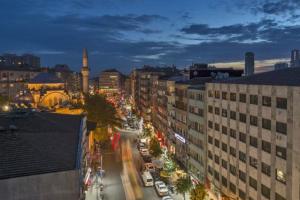 une rue de la ville la nuit avec des voitures et des bâtiments dans l'établissement Uzay Suite 3, à Istanbul