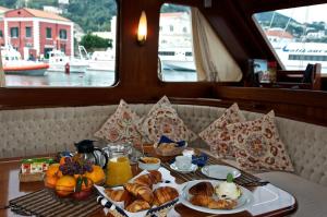 una mesa con una bandeja de comida en un barco en Silver en Palermo