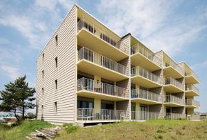 un edificio de apartamentos con balcones en una colina en DL104 Dunes Watch Oceanfront, en Nags Head