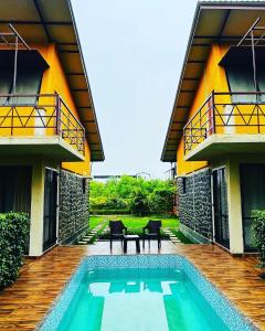 Enliven Homestay Alibag, Alibaug内部或周边的泳池