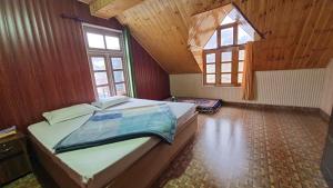 - une chambre avec un lit dans une pièce dotée de fenêtres dans l'établissement Beyond Rohtang, à Tāndi
