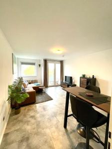 ゲルゼンキルヒェンにあるRuhrGEbietsquartier - Gemütliche Wohnung in Gelsenkirchen-Buerのテーブルとソファのあるリビングルーム