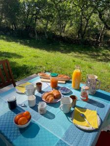 una mesa con un mantel azul con comida. en Les marguerites, en Vers Pont du Gard