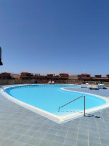 ein großes Schwimmbad auf einem Gebäude in der Unterkunft Casa del Amanecer in Lajares + 16 Fotos