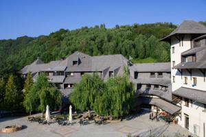 eine Luftaufnahme eines Resorts mit Bäumen und einem Gebäude in der Unterkunft Hotel Junior in Kopaonik