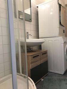 Ein Badezimmer in der Unterkunft Mimalou möbliertes Apartment in Crimmitschau