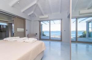 Ένα ή περισσότερα κρεβάτια σε δωμάτιο στο Beach Villa Cavo- with private sea access