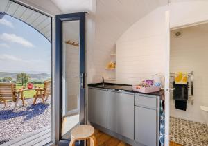 uma cozinha com uma porta aberta para um pátio em Corris em Cyffylliog