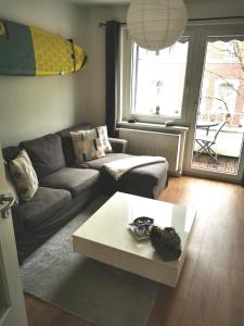 salon z kanapą i stolikiem kawowym w obiekcie Zentral, ruhig und hell mit Balkon in Ehrenfeld w Kolonii