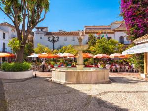 Zahrada ubytování Seafront in Marbella with pool and garage