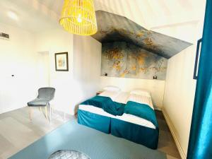 Calnic的住宿－Motel Azur，一间卧室配有一张床和一个吊灯