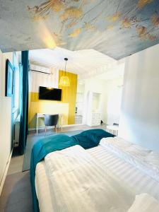 sypialnia z dużym łóżkiem i malowanym sufitem w obiekcie Motel Azur w mieście Calnic