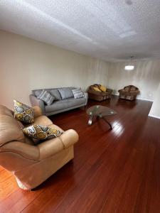 Gallery image of Beautiful Private Room- Full Amenities- Near Restaurants Shopping & Transit B3 in Brampton