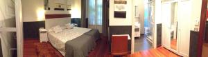 Łóżko lub łóżka w pokoju w obiekcie Hostal San Sebastian Centro