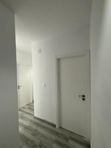 una stanza vuota con pareti bianche e una porta di Alojamiento Canaima a Málaga