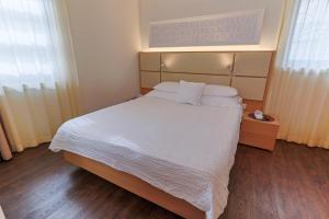 Rúm í herbergi á Hotel Muralto Locarno