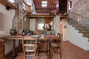 ein Esszimmer mit einem Tisch und einer Treppe in der Unterkunft Sweet Vallet in Bargino