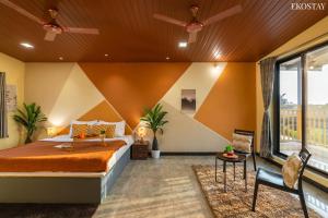 um quarto com uma cama e uma grande janela em EKO STAY- Lakefront Villa em Alibaug