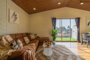 uma sala de estar com um sofá e uma mesa em EKO STAY- Lakefront Villa em Alibaug
