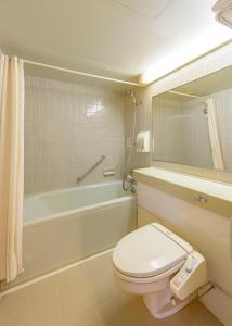 ein Badezimmer mit einem WC, einem Waschbecken und einer Badewanne in der Unterkunft ANA Crowne Plaza Sapporo, an IHG Hotel in Sapporo